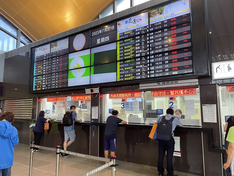 颱風杜蘇芮來襲，台鐵花蓮站北上花蓮、南下台東方向列車皆停駛，不少遊客27日下午前往車站詢問列車復駛狀況。（中央社）
