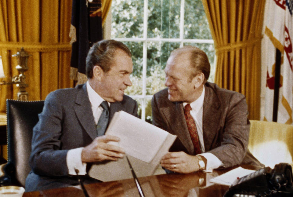 Tras renunciar a la presidencia, Richard Nixon recibió un perdón de su sucesor Gerald Ford. (AP Photo)