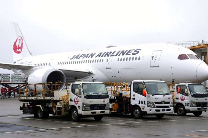 日本航空JL-809班機4日中午已於成田機場起飛，預計當天下午將載運124萬劑AZ疫苗抵達桃園機場。（美聯社）