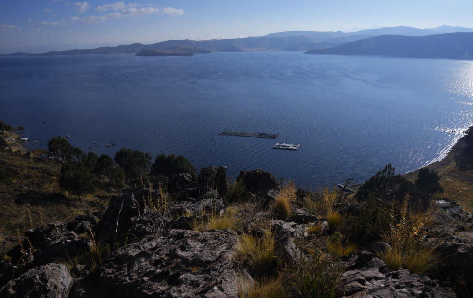 En la imagen, vista parcial del lago Titicaca, en Tiquina, Bolivia, el 27 de julio de 2023. El bajo nivel del agua en el lago está teniendo un impacto directo en la flora y la fauna locales y afecta a las comunidades locales que dependen de la frontera natural entre Perú y Bolivia para su sustento. (AP Foto/Juan Karita)