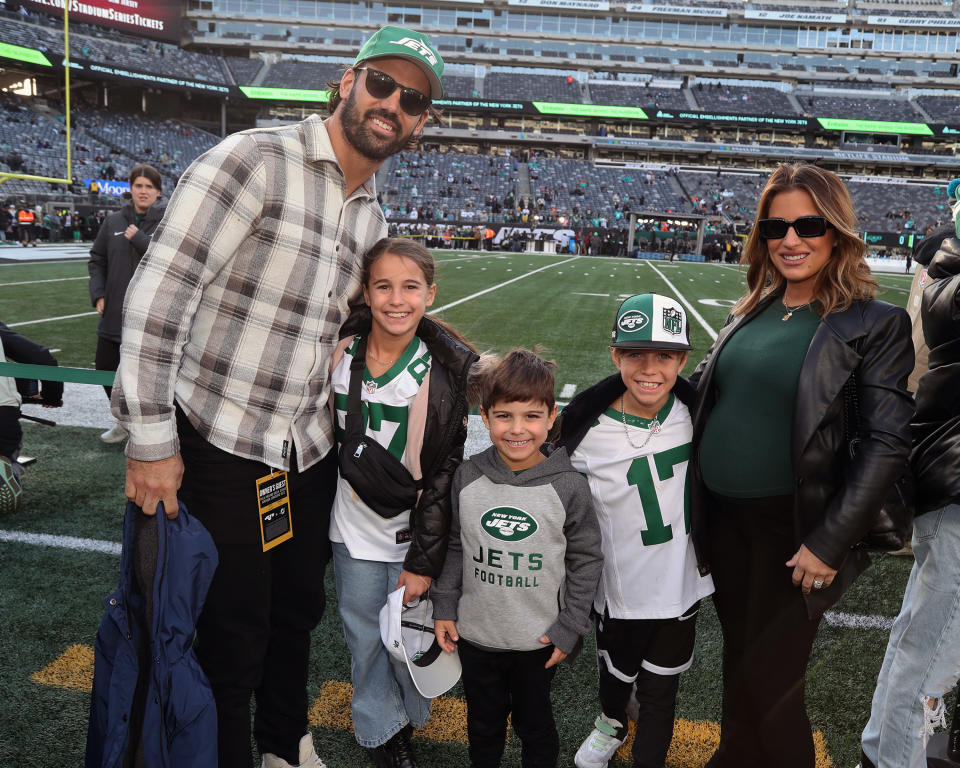 EAST RUTHERFORD, NEW JERSEY - NOVEMBER 24: Eric Decker (L) and Jessie James Decker (R) attend the Miami Dolphins vs the New York Jets "Black Friday" game at MetLife Stadium on November 24, 2023 in East Rutherford, New Jersey. (Photo by Al Pereira/Getty Images)