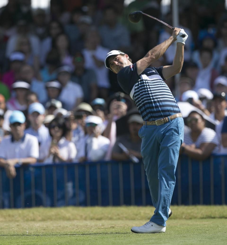 Kevin Kisner drives on the first tee during the final round of the Sony Open golf tournament, Sunday, Jan. 15, 2017, in Honolulu. (AP Photo/Marco Garcia)