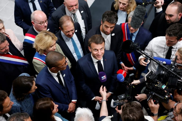 El presidente francés Emmanuel Macron atiende a la prensa durante la inauguración del Centro Olímpico Acuático, en Saint Denis (periferia norte de París), el 4 de abril de 2024 (Gonzalo Fuentes)