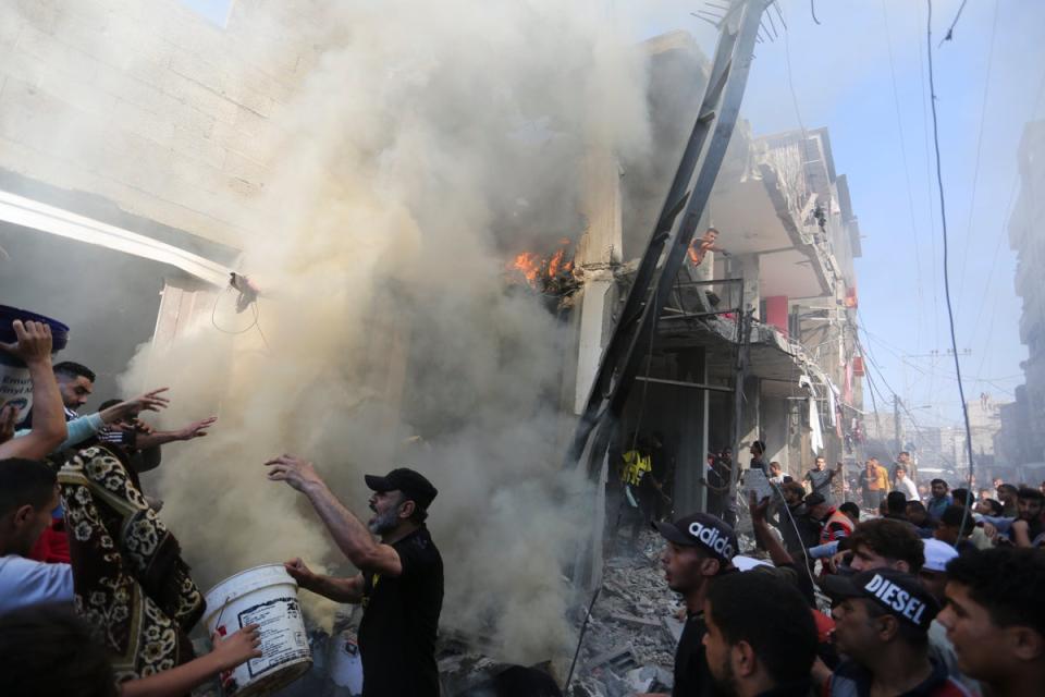 Palestinians look for survivors after an Israeli strike on Rafah, Gaza Strip, Friday, 17 Nov 2023. (Copyright 2023 The Associated Press. All rights reserved.)