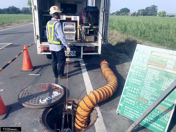 南市水利局持續辦理下水道管線檢查，找估異常或損壞點進行維修，避免管線滲漏造成路基流失。<br /><br />（記者李嘉祥攝）