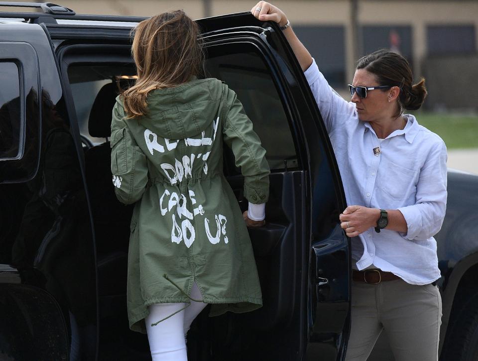 US First Lady Melania Trump departs Andrews Air Rorce Base in Maryland June 21, 2018 wearing a jacket emblazoned with the words 'I really don't care, do you?' following her surprise visit with child migrants on the US-Mexico border. (Photo by MANDEL NGAN / AFP)        (Photo credit should read MANDEL NGAN/AFP/Getty Images)