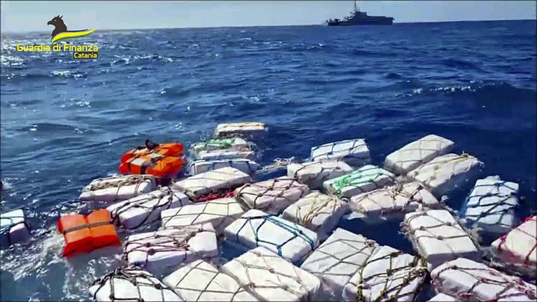 Unos dos mil kilogramos de cocaína, dejados a flote en aguas abiertas con un dispositivo de rastreo conectado, fueron incautados por la Policía Financiera italiana