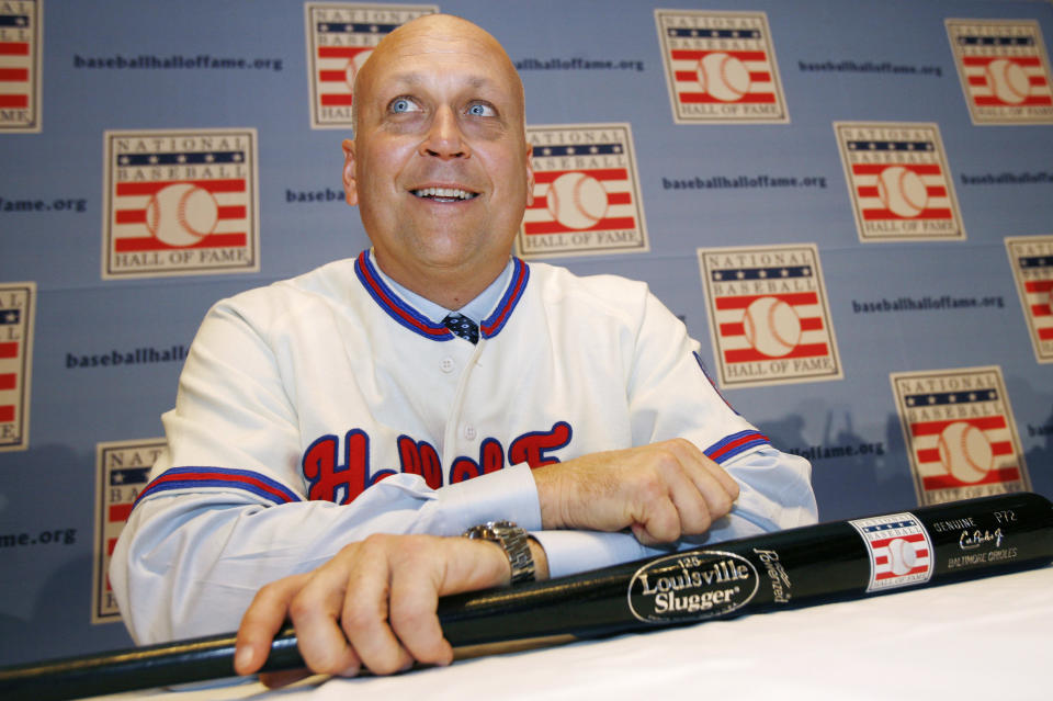 Hier eindeutig mit Körper: Cal Ripken Jr. bei seiner Einführung in die National Baseball Hall of Fame. (Bild: REUTERS/Mike Segar)