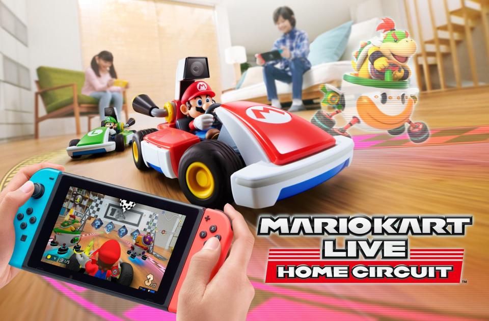 "Mario Kart" mit ferngesteuerten Autos: Zum 35. Geburtstag des Super-Klempners bringt Nintendo eine irre Idee auf den Markt - "Mario Kart Live: Home Circuit". Das ungewöhnliche AR-Spiel verwandelt die eigenen vier Wände in eine Rennstrecke. Mithilfe der Switch lassen sich ferngesteuerte und mit einer Kamera ausgestattete Karts durch Wohnzimmer, Küche und Bad steuern. Die Strecken legt man zuvor selbst mithilfe von vier Toren als Wegpunkte fest. Auf dem Monitor der Hybrid-Konsole wird der reale Rundkurs dann mit zusätzlichen virtuellen Elementen vereint - darunter Banden, Gegner und Extras. (Bild: )