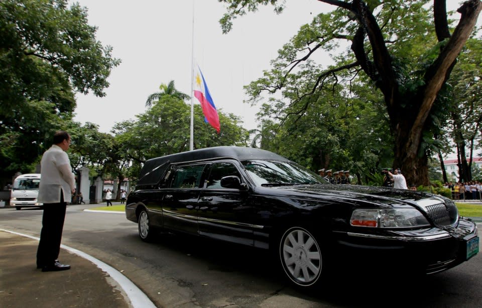 President Benigno S. Aquino III leads the arrival honor provided by the Presidential Security Group (PSG) for former Interior and Local Government Secretary Jesse Robredo at the Kalayaan Grounds, Malacanan Palace on Friday (August 24). His remains will lie in state in Kalayaan Hall, Malacanang until Sunday morning (August 26). President Aquino signed Proclamation No. 460, declaring National Days of Mourning starting August 21 to mark the death of the former DILG Chief until his interment. The national flag will be flown at half-mast from sunrise to sunset in all government buildings in the Philippines and in the country’s posts abroad for a period of six days. (Photo by: Jay Morales, Malacanang Photo Bureau).