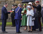 La reina Isabel II de Gran Bretaña es recibida a la "ceremonia de las llaves" en la explanada del Palacio de Holyroodhouse en Edimburgo, el lunes 27 de junio de 2022, como parte de su tradicional viaje a Escocia para la semana de Holyrood. (Jane Barlow/PA vía AP)