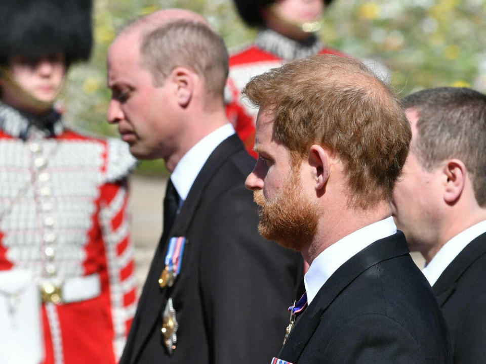 Die Brüder Prinz William (li.) und Prinz Harry sind zuletzt auf der Beerdigung von Prinz Philip im April aufeinander getroffen. (Bild: imago images/i Images)