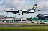 <p>Schon länger steht Ryanair wegen der Arbeitsbedingungen unter Beschuss. Die Airline lässt sich unter anderem einen Teil der Piloten von Personaldienstleistern vermittelt. Denen wird vorgeworfen, Steuern zu hinterziehen. Experten wie der Vorstandsvorsitzende der Flugbegleiter-Gewerkschaft Ufo sprechen von den „prekärsten Arbeitsbedingungen in ganz Europa.“ (Bild: AFP) </p>