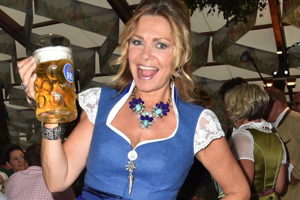 <p>Bier statt Kakerlaken gab es auch für Dschungelcamp-Gewinnerin Maren Gilzer neun Monate nach ihrem Sieg 2015 bei "Ich bin ein Star - Holt mich hier raus!". (Bild: Hannes Magerstaedt / Getty Images)</p>