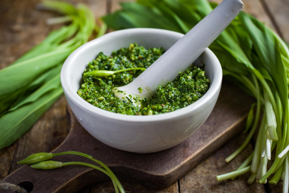 Pesto ist die beste Lösung, um Bärlauch außerhalb der Saison zu verwenden. (Symbolbild: Getty Images)