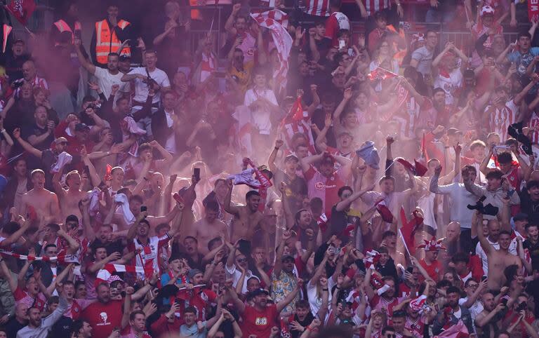 Los más de 40mil hinchas de Southampton que ocuparon su sector en Wembley festejan el regreso a la Premier League