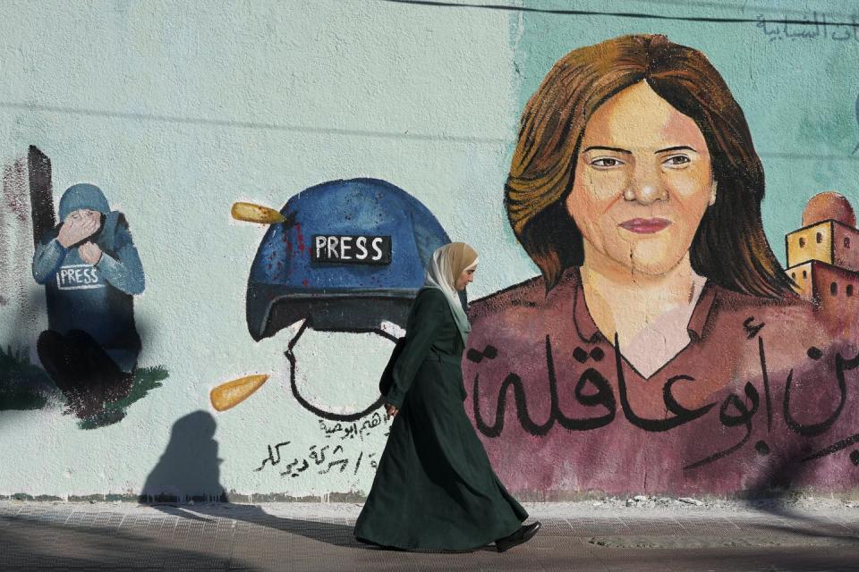 <span class="caption">A mural of slain Al Jazeera journalist Shireen Abu Akleh.</span> <span class="attribution"><a class="link " href="https://newsroom.ap.org/detail/PalestiniansIsraelJournalistKilled/80b0af70f3b34da798c415d95ce8c952/photo?Query=Shireen%20Abu%20Akleh&mediaType=photo&sortBy=arrivaldatetime:desc&dateRange=Anytime&totalCount=140&currentItemNo=14" rel="nofollow noopener" target="_blank" data-ylk="slk:AP Photo/Adel Hana;elm:context_link;itc:0;sec:content-canvas">AP Photo/Adel Hana</a></span>