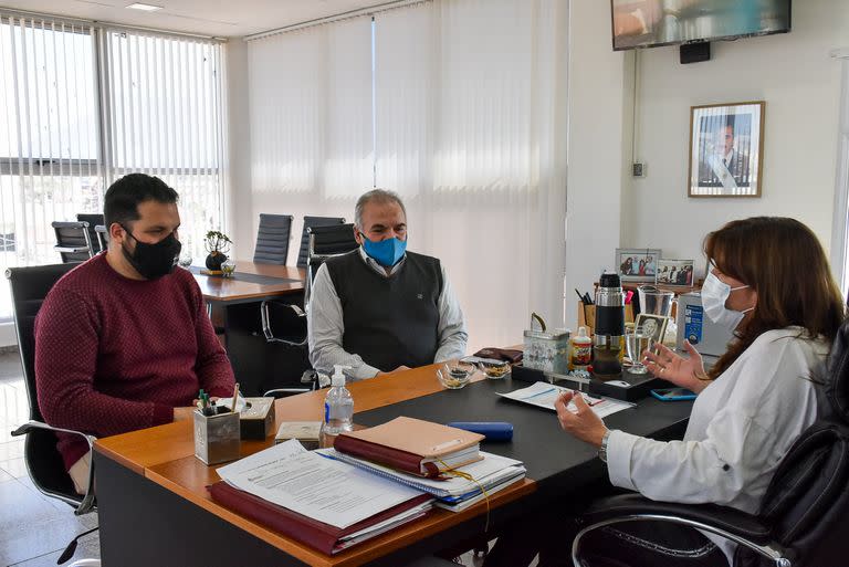 Inés Brizuela y Doria reunida con el pastor José Rezinovsky