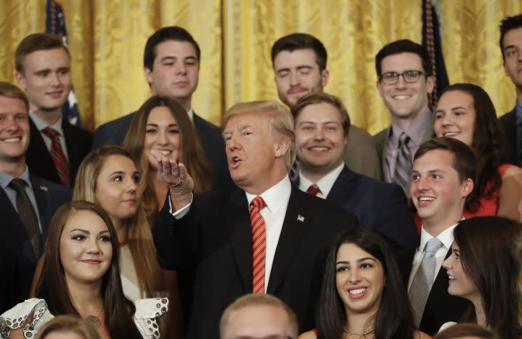 Donald Trump erklärt den umstehenden Praktikanten die Rolle der Medien. (Bild: AP Photo)
