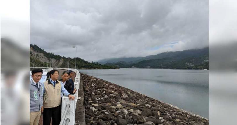 台南市長黃偉哲、水利署署長賴建信7日到南化水庫視察清淤工程。（圖／莊曜聰攝）