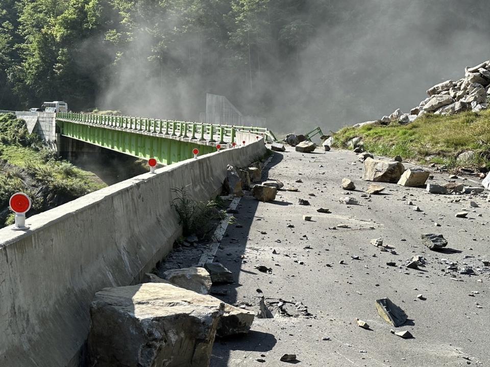 花蓮地震造成中橫便道多處落石，造成道路通行中斷，谷關工務段出動機具救援，目前中橫便道起點至5公里處落石已清除，為維護通行安全，目前全線封閉。（圖／谷關工務段提供）
