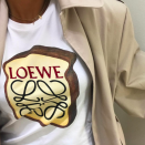 <p>Mach Platz Gucci, es gibt ein neues Must-have. Dank Loewe fotografieren sich jede Menge Blogger und Instagramer mit diesem Toastbrot-T-Shirt. Und es lässt sich mit so gut wie allem kombinieren, vom Trenchcoat bis zum Barett. In Kürze auch in einem Feed in Ihrer Nähe. [Bild: Instagram/hannamw] </p>