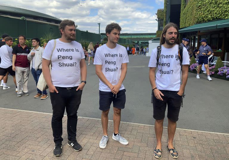 Los activistas Will Hoyles, 39, Caleb Compton, 27 y Jason Leith, 34 de la organización Free Tibet portan camisetas que dicen: "¿Dónde está Peng Shuai?" en el torneo de Wimbledon el lunes 4 de julio del 2022