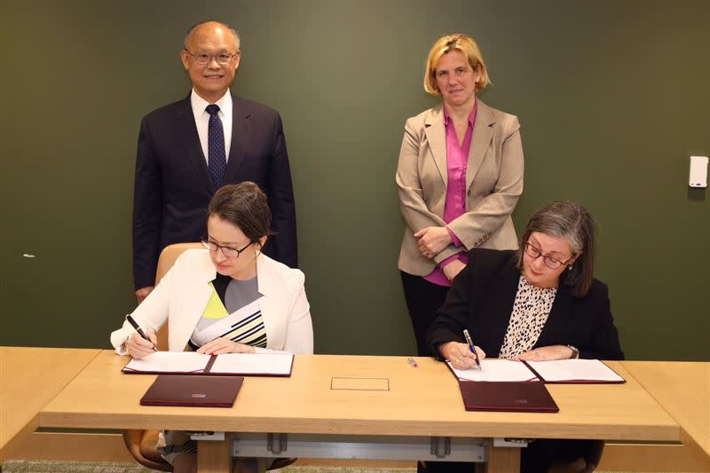 「台美21世紀貿易倡議」首批協定蕭美琴完成簽署。（圖／翻攝自蕭美琴臉書）