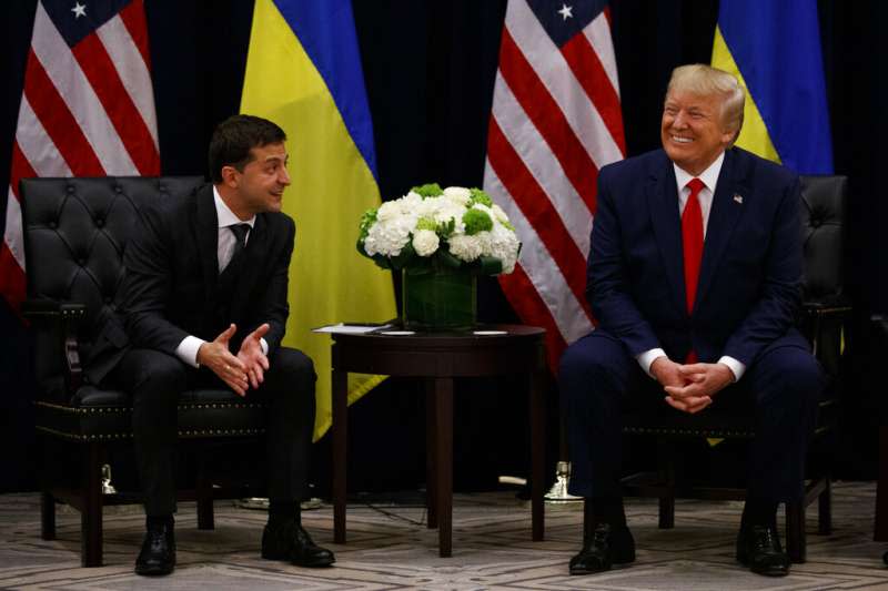 烏克蘭總統哲連斯基25日與美國總統川普在聯合國大會場邊會晤。（AP）
