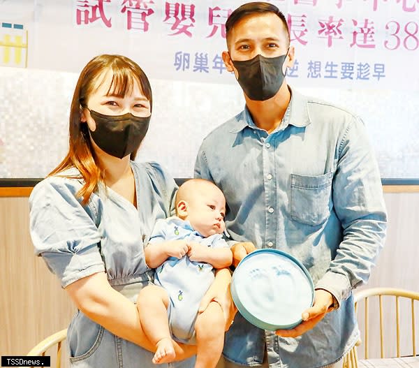 屏東縣第一位領到試管嬰兒補助的羅小姐及丈夫，帶著孩子歡喜參加「屏基試管嬰兒回娘家」活動。（記者毛莉攝）