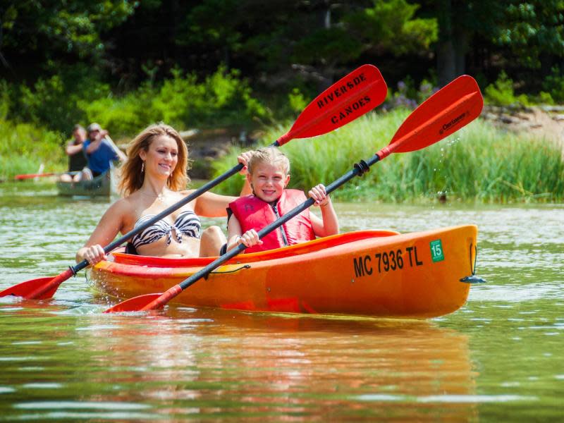 Paddeln zum Michigan See: Im Süden des Schutzgebiets der Sleeping Bear Dunes lassen sich Kanus mieten. Foto: Traverse City Tourism