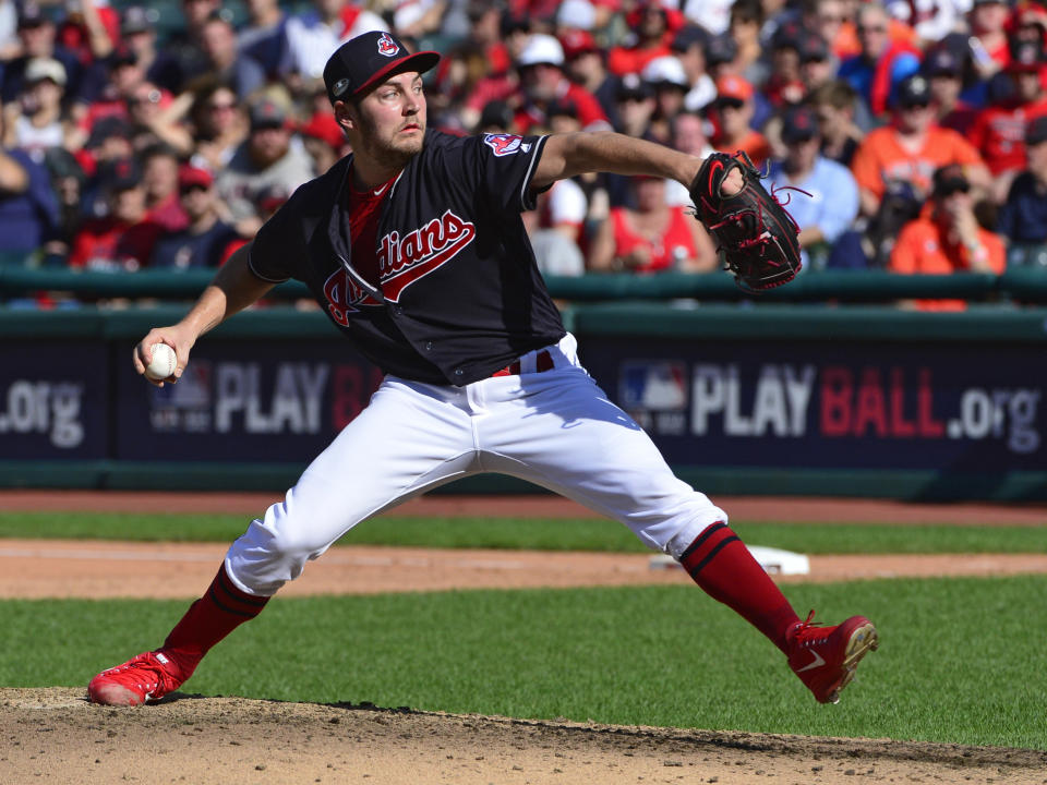 ARCHIVO - En esta foto del de octubre de 2018, Trevor Bauer, abridor de los Indios de Cleveland, lanza en el tercer juego de la serie de postemporada ante los Astros de Houston (AP Foto/Phil Long, archivo)