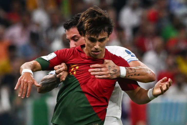 José María Giménez y Joao Felix disputan la pelota en el partido entre Uruguay y Portugal, por la fecha 2 del grupo H del Mundial