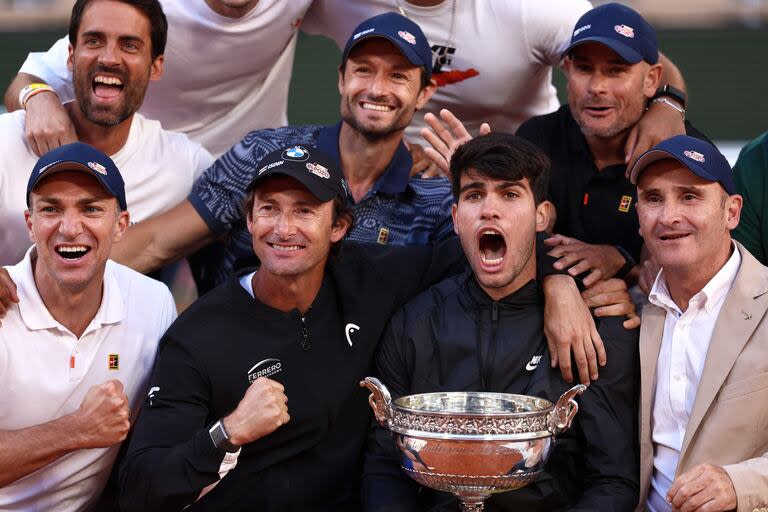 El festejo de Alcaraz con los integrantes de su equipo, entre ellos su coach y exnúmero 1 del mundo y campeón de Roland Garros 2003, el Mosquito Ferrero 