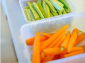 Auch frisch geschnittenes Obst und Gemüse lässt sich gut nebenbei snacken. Einfach mundgerechte Stücke vorbereiten und in einer Frischhaltedose mitbringen. (Bild: iStock / sasha_t)