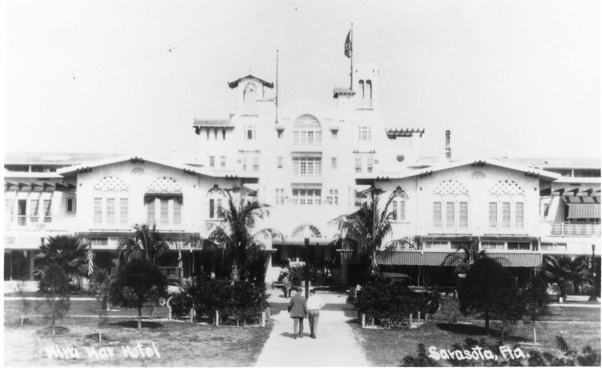 The Mira Mar Hotel behind the Mira Mar Apartments on Palm Avenue, ca. 1925.