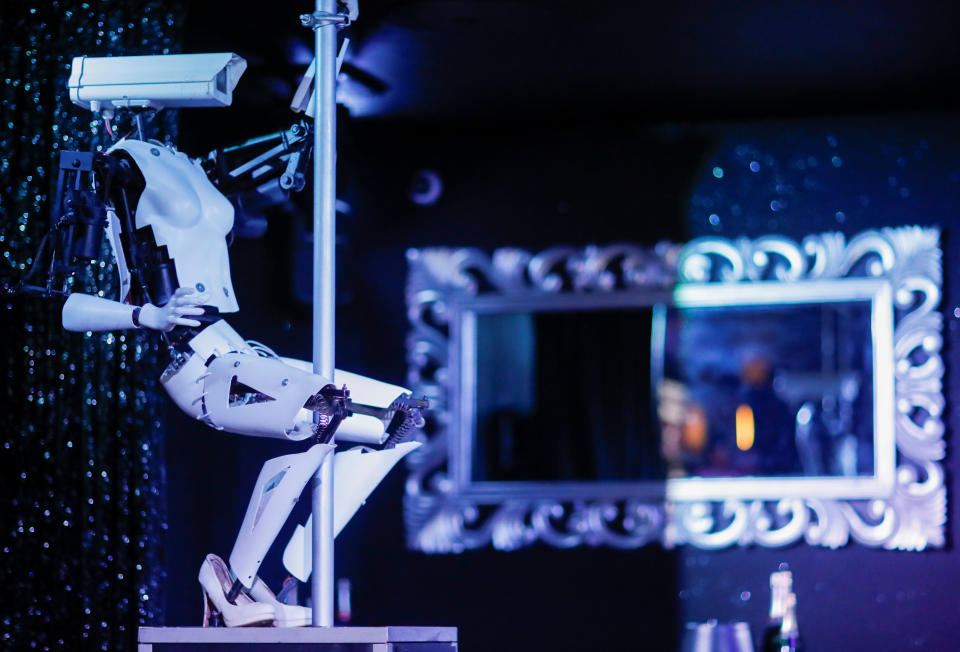 Un robot creado por el artista británico Giles Walker hace <em>pole dance</em> en el Strip Club Café de Nantes (Francia) el 29 de agosto. (Foto: Stephane Mahe / Reuters).