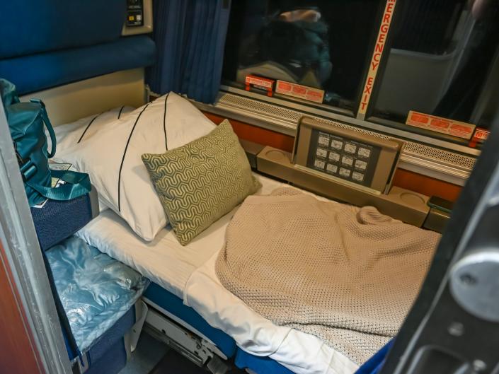 amtrak coast starlight seats turn into bed