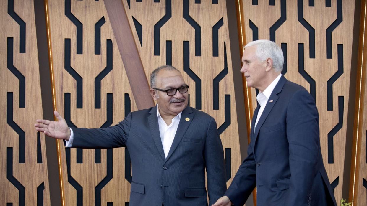 Peter O'Neill (l), Papua-Neuguineas Premierminister, begrüßte US-Vizepräsident Mike Pence bei dessen Ankunft. Foto: Mark Schiefelbein/AP