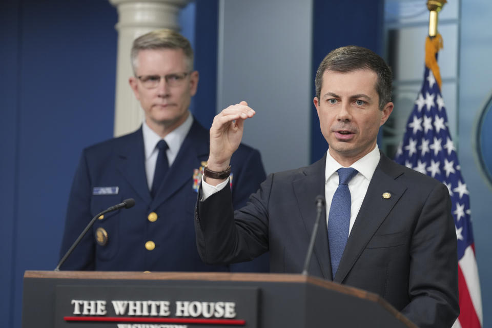 El secretario de Transporte Pete Buttigieg y el vicealmirante Peter Gautier, subcomandante de operaciones de la Guardia Costera de Estados Unidos, informan a los reporteros sobre el colapso del puente Key en Baltimore, en la Casa Blanca en Washington, el 27 de marzo de 2024. (Doug Mills/The New York Times).