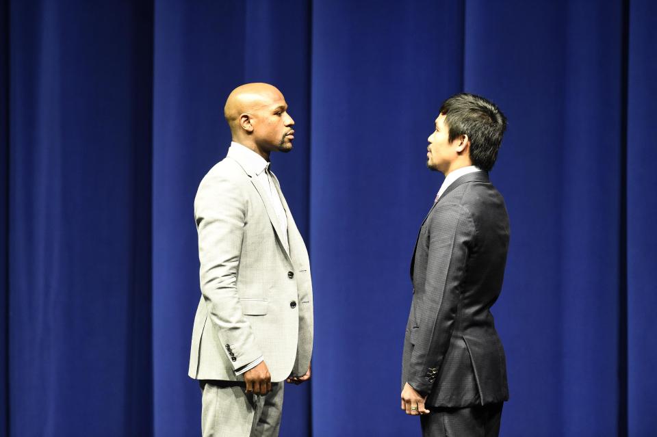 El estadounidense Floyd Mayweather Jr (I) y el filipino Manny Pacquiao se miran frente a frente durante una conferencia de prensa el 11 de marzo de 2015 en el Nokia Theatre, en Los Angeles (AFP | ROBYN BECK)