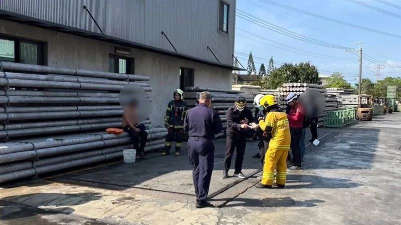 消防局出動人車前往救援，其中2人被救出時無生命跡象。（圖／翻攝畫面）