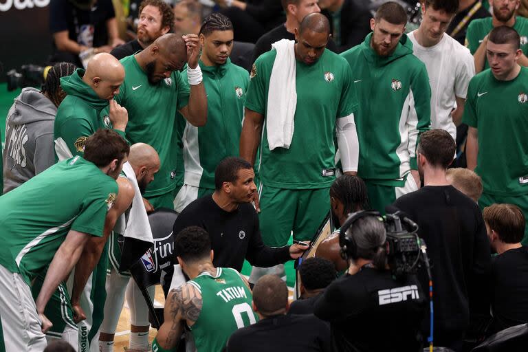 Joe Mazzulla habla a su equipo en un tiempo muerto en el quinto partido de la final con Dallas Mavericks, el que consagrará a Boston Celtics; a sus 35 años, el entrenador es muy respetado por sus dirigidos.