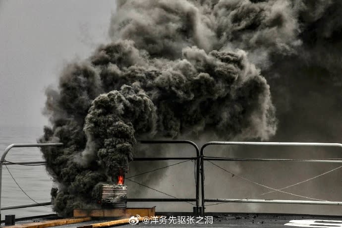 解放軍海軍龍虎山艦冒出燶煙，網民一度以為失火。    （微博圖片）