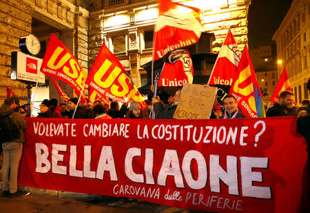 Supporters of the "No" faction for a referendum on constitutional reform hold a banner in front of Chigi palace in Rome, Italy, December 5, 2016. REUTERS/Tony Gentile