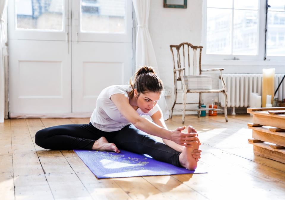 On le sait, l’heure est à rester chez soi. En France, comme en Europe, la pandémie a entrainé la fermeture de nombreux établissements, y compris les salles de sport. Pour autant si le confinement est de rigueur, il n’est pas question de tourner en rond. Pour garder la forme (et le moral), on transforme les gestes du quotidien en une véritable routine sportive. Comment faire du sport à la maison ? Exercices faciles à l’aide des objets du quotidien (bouteilles d’eau, escaliers, chaise etc..), applications de fitness, chaines Youtube, IGTV disponible sur les comptes Instagram de nombreux coach de stars... Il existe mille et une façons de pratiquer une activité physique chez soi. Alors après avoir enfilé sa tenue de sport et poussé ses meubles, il ne nous reste plus qu’à trouver la meilleure option et s’armer de bonne volonté. Comme à la salle de sport, on n’oublie pas de bien s’échauffer, de s’hydrater et de s’étirer après la séance. Les meilleurs exercices à réaliser chez soi On mise sur les classiques. Squats, pompes, fentes ou encore tractions sont des exercices faciles à réaliser à la maison pour se muscler rapidement. Novice ? On n’hésite pas à regarder plusieurs tutos disponibles sur YouTube pour trouver la bonne position et ne pas se blesser. Pas de matériels à disposition? On opte pour des bouteilles d’eau en guise d’haltères pour un renforcement musculaire efficace. Pour les plus équipés, on profite de ce confinement pour se laisser tenter par la corde à sauter ou encore le vélo d’appartement. Voici 10 bonnes astuces faciles à réaliser pour faire du sport à la maison.