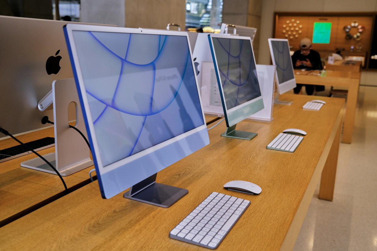 TIANJIN, CHINA - 2022/10/12: Apple's iMac products on a table in an Apple store.  According to the fourth quarters financial report of Apple in 2022, sales of Mac products are higher than analysts' expectations, increasing by 25.39% year-on-year to 11.508 billion dollars. But it is expected to decline substantially  between October and December compared with the same period of last year. (Photo by Zhang Peng/LightRocket via Getty Images)