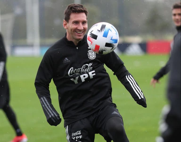 Lionel Messi durante el entrenamiento antes del partido con Bolivia.