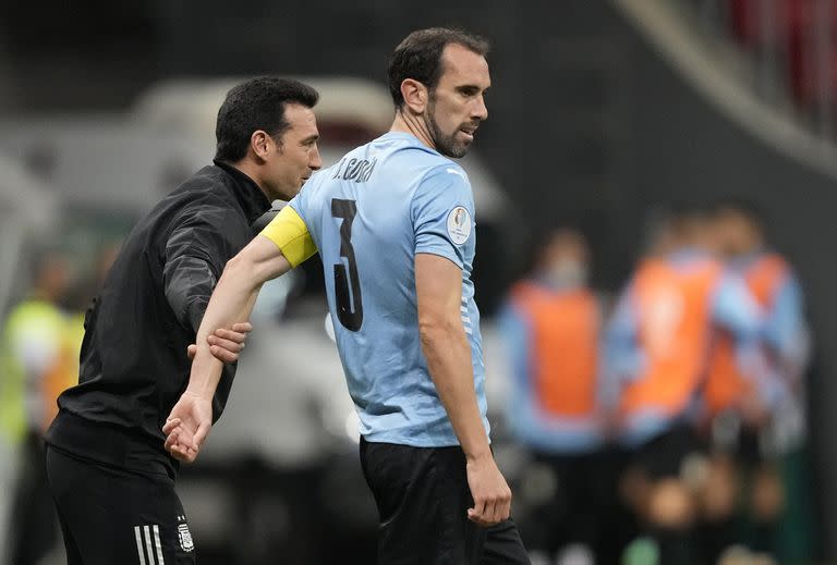 Scaloni toma un brazo de Diego Godín, el capitán de Uruguay. 