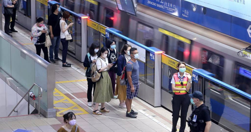 北市昨日公布一例護理師確診個案，家住新北土城。新北市衛生局也公布護理師足跡，7日到11日透過捷運板南線，往返海山站與忠孝復興站。（圖／捷運示意圖，中國時報黃世麒攝）